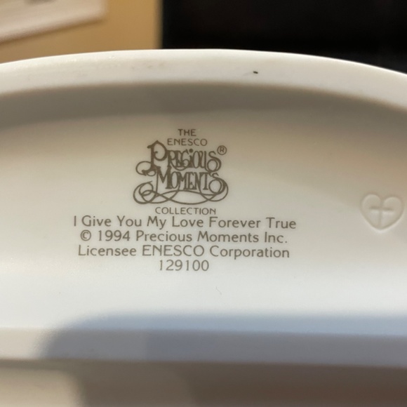 Groom and bride display - Picture 3 of 3